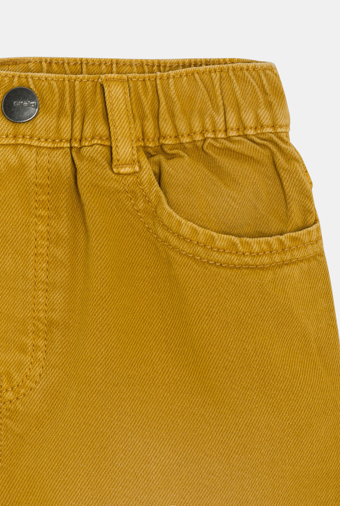 Lockere Shorts aus Stoff + currygelber Gürtel für Jungen