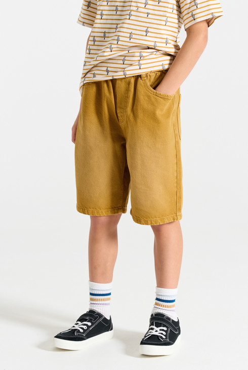 Lockere Shorts aus Stoff + currygelber Gürtel für Jungen 2