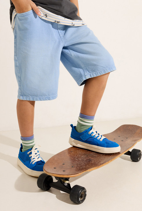 Lockere Bermudas aus blauem Stoff für Jungen 2