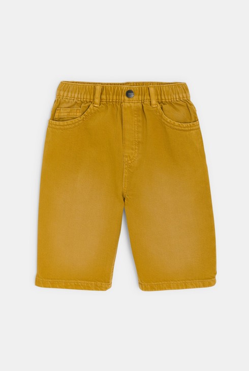 Lockere Shorts aus Stoff + currygelber Gürtel für Jungen 2