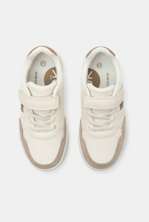 Schicke beige Turnschuhe für Jungen 2