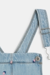 Hellblaue kurze Latzhose aus besticktem Jeansstoff für Mädchen 4