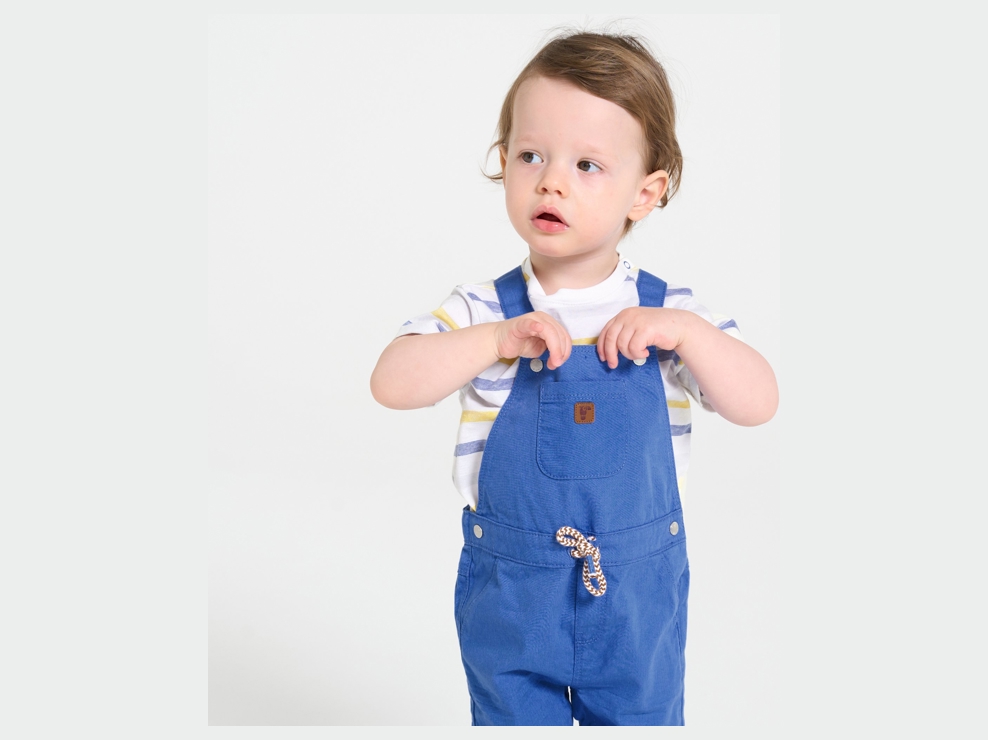 Salopette corta e T-shirt a righe blu neonato 1