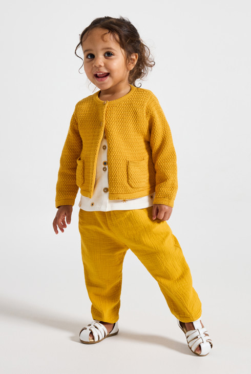 Gelbe Strickweste in Häkeloptik für kleine Mädchen 1
