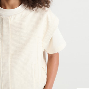 Ärmellose, ungefärbte Jacke