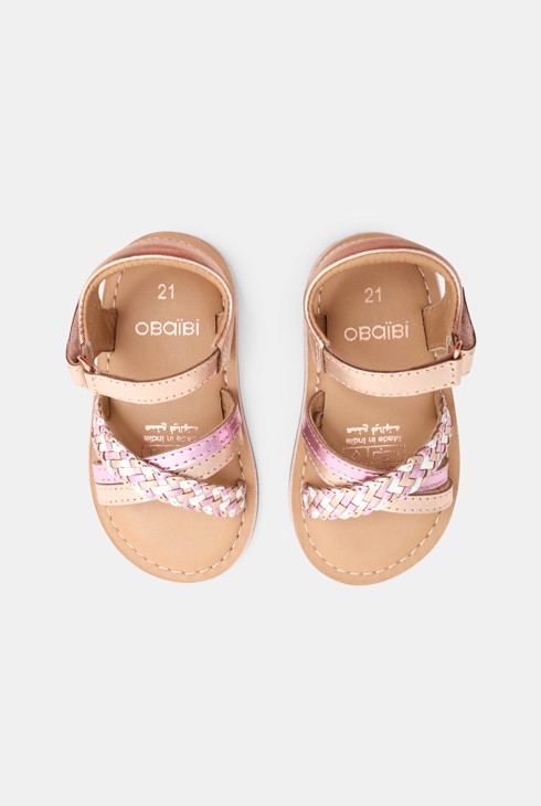 Rosa Sandalen aus geflochtenem Leder mit Kleinkind Mädchen 2