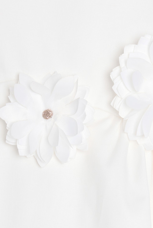 Elegantna enobarvna bela obleka s cvetlicami kot detajl 2