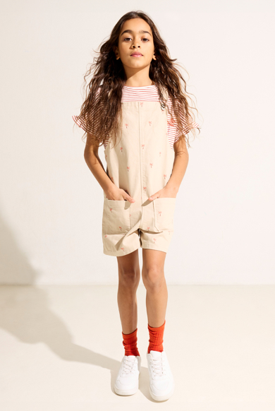 Peto corto de tela estampado beige niña