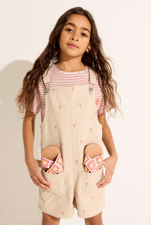 Shorts-Latzhose aus bedrucktem Stoff in Beige für Mädchen 2