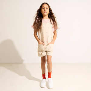 Shorts-Latzhose aus bedrucktem Stoff in Beige für Mädchen