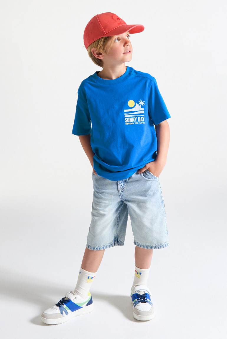 Camiseta de manga corta con mensaje azul niño 1