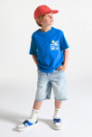 Camiseta de manga corta con mensaje azul niño 1
