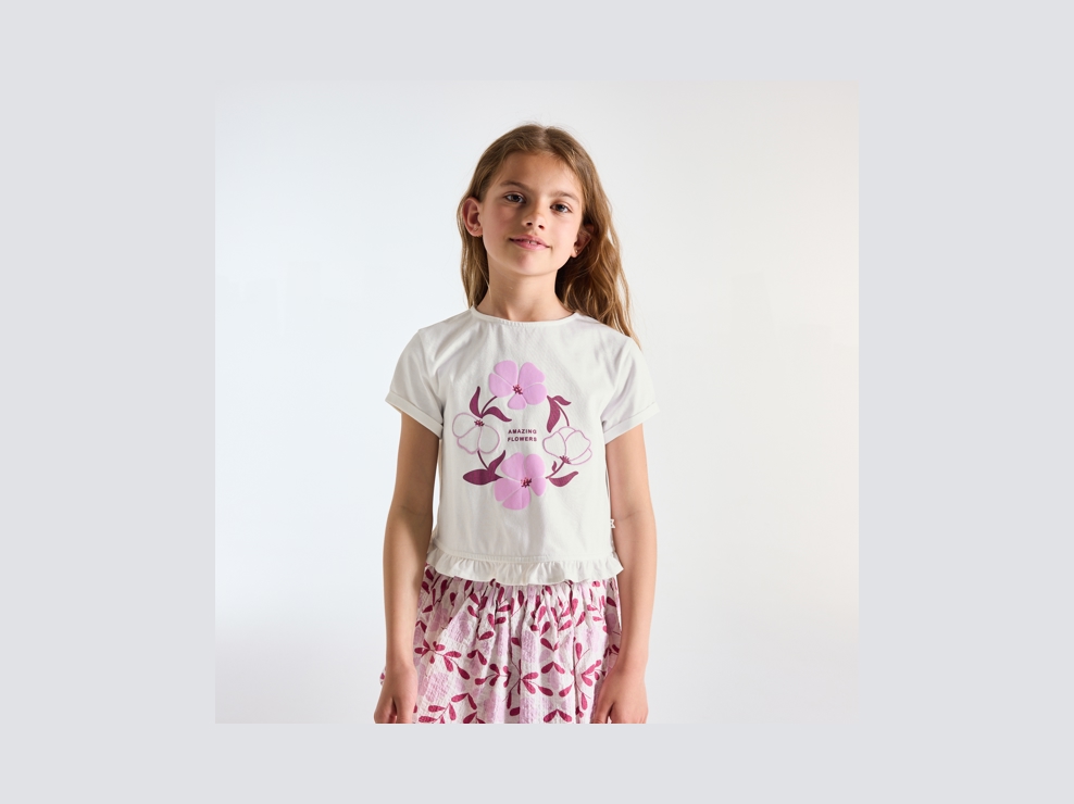 Camiseta de manga corta con flores blanco niña 1