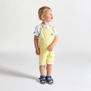 Gelbe kurze Latzhose und T-Shirt für kleine Jungen