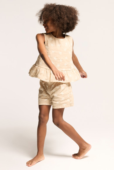 Camiseta de tirantes con volantes estampada beige niña