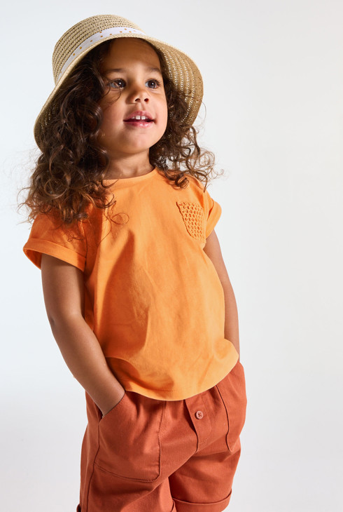 Oranges T-Shirt aus Jersey mit Häkeltasche für kleine Mädchen 2
