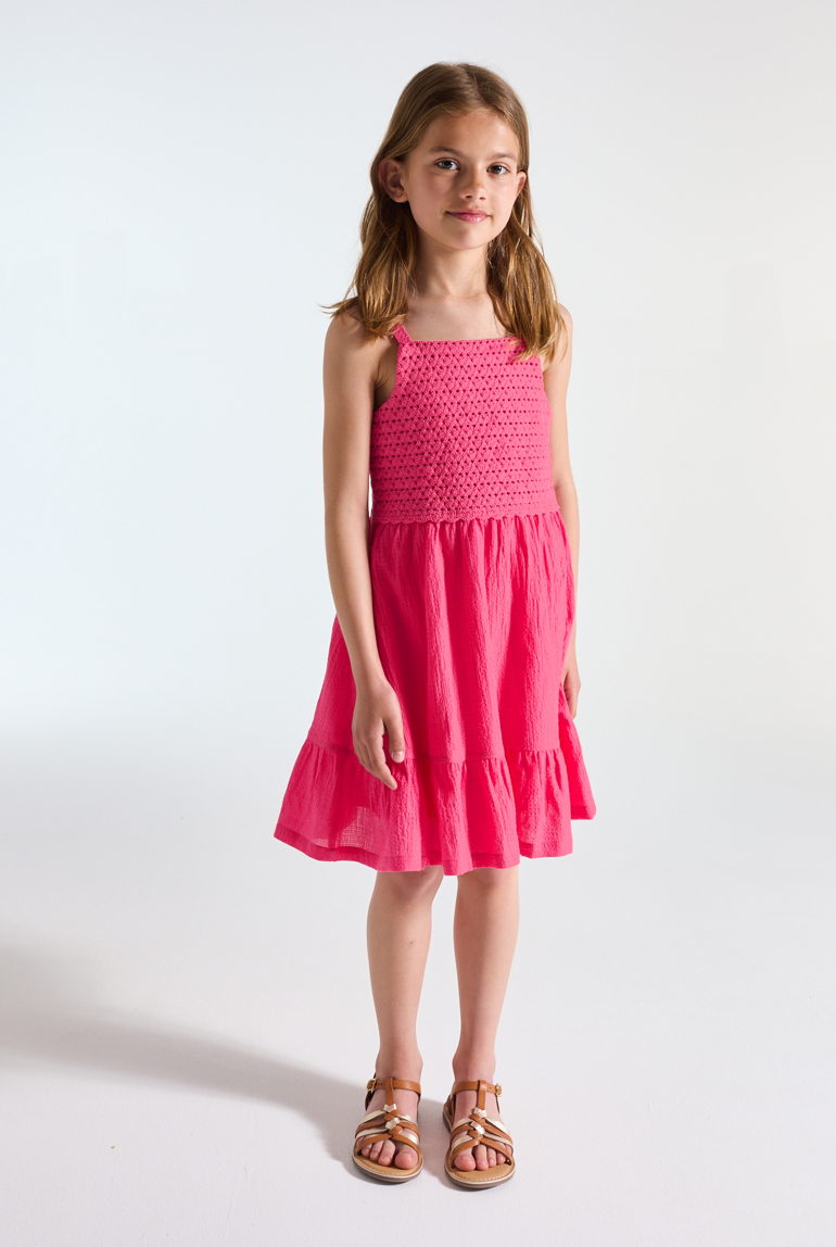 Vestido de tirantes detalle crochet y volante rosa niña 1