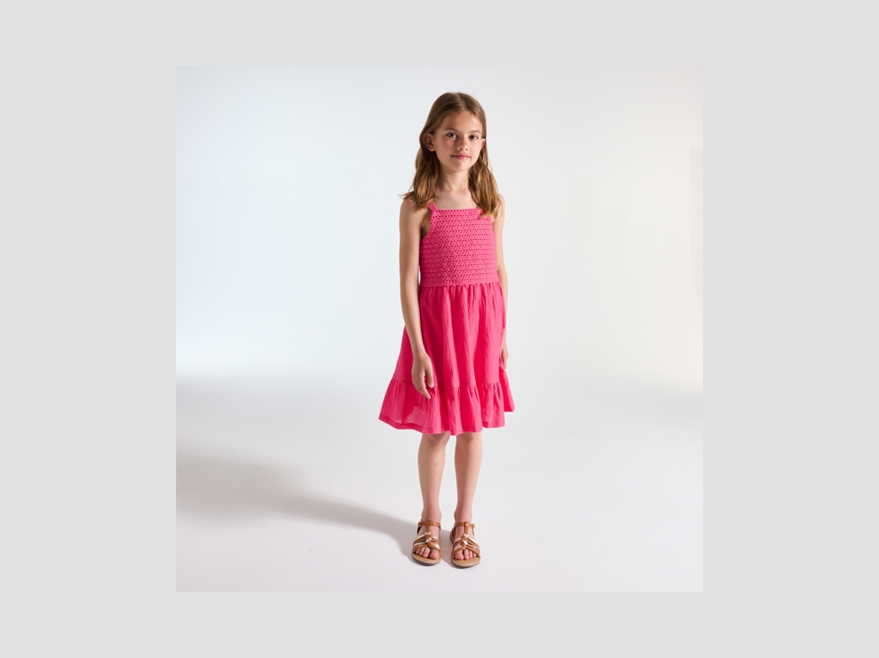 Vestido de tirantes detalle crochet y volante rosa niña 1