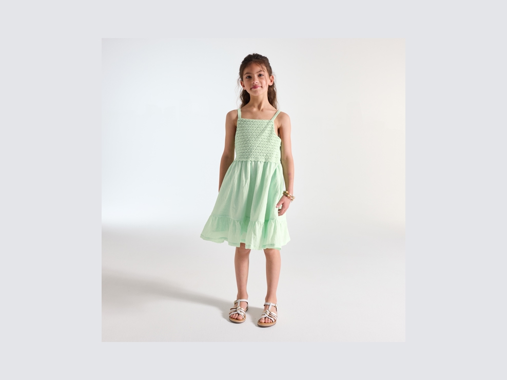 Vestido de tirantes detalle crochet y volante verde niña 1