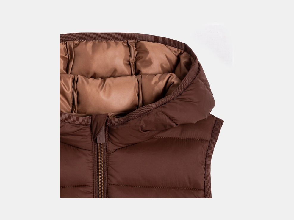 Piumino smanicato marrone con cappuccio per bambino 2