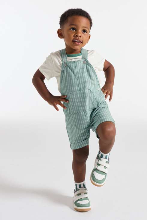 Salopette corta a righe e t-shirt verde per neonato 1