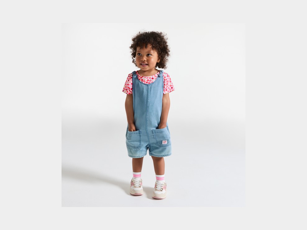 Kurze Baby-Latzhose aus Denim und blaues T-Shirt mit Obstmotiv für kleine Mädchen 1