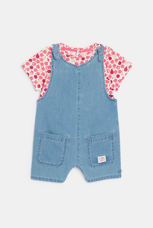 Kurze Baby-Latzhose aus Denim und blaues T-Shirt mit Obstmotiv für kleine Mädchen 2