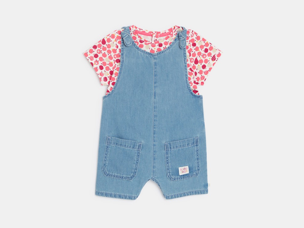 Kurze Baby-Latzhose aus Denim und blaues T-Shirt mit Obstmotiv für kleine Mädchen 2