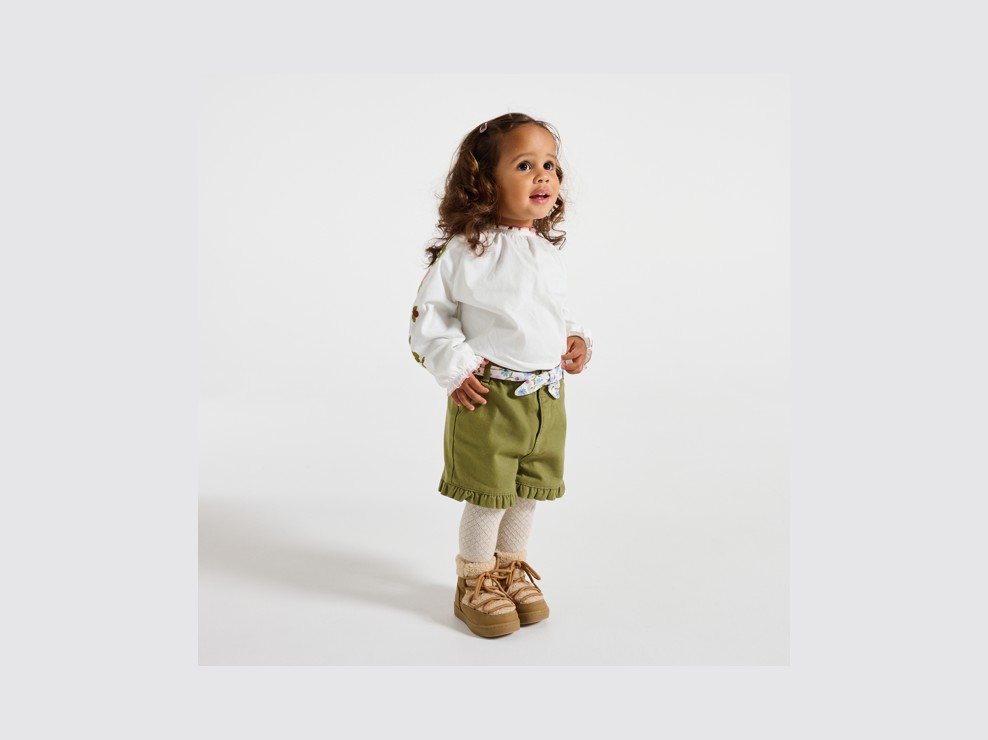 Kakigroene short van katoenen keperstof met ruches voor babymeisjes 1