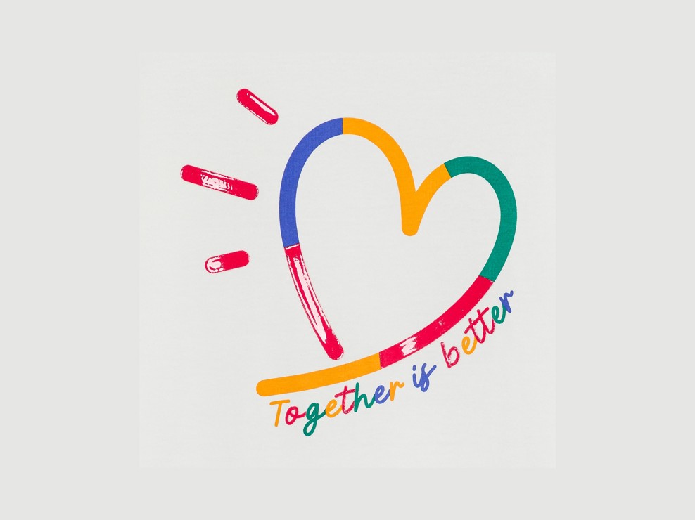 Biała dwuczęściowa piżama z dżerseju z sercem dla dziewczynki 2