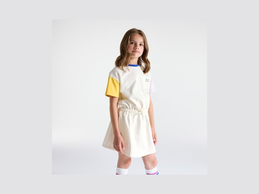 Vestido camiseta con mensaje bordado blanco niña 1