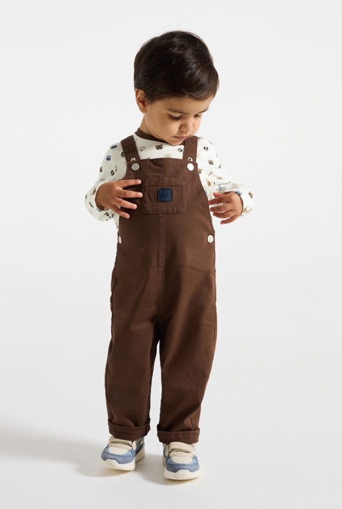 Smeđi kratki kombinezon i majica za dječake 1