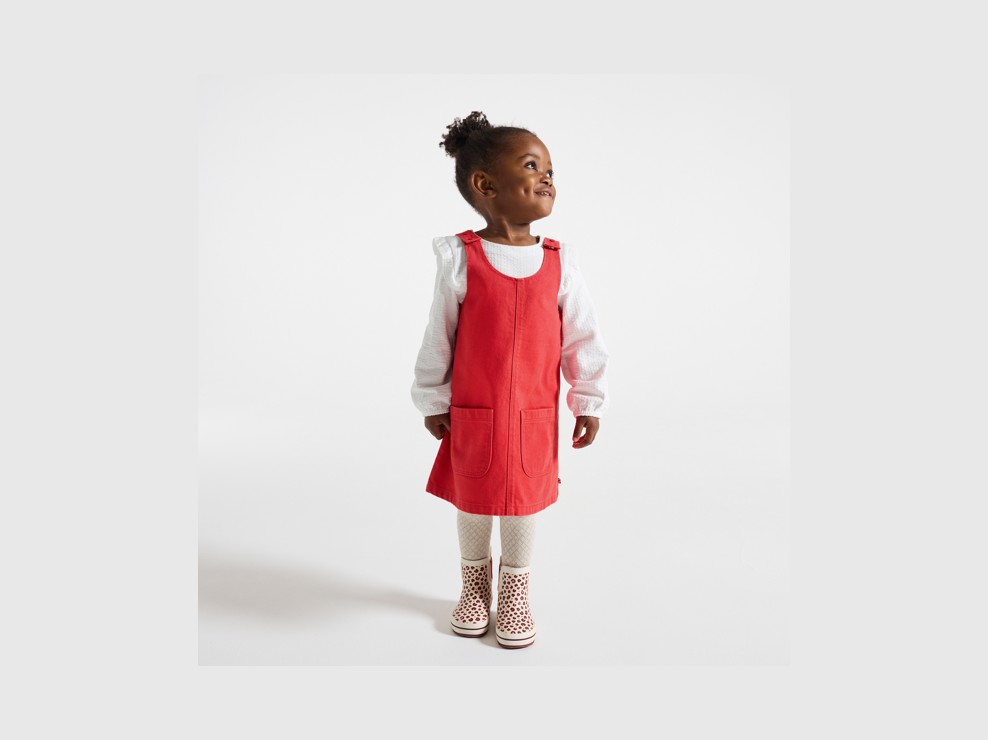 Rotes Latzkleid aus Denim für kleine Mädchen 1