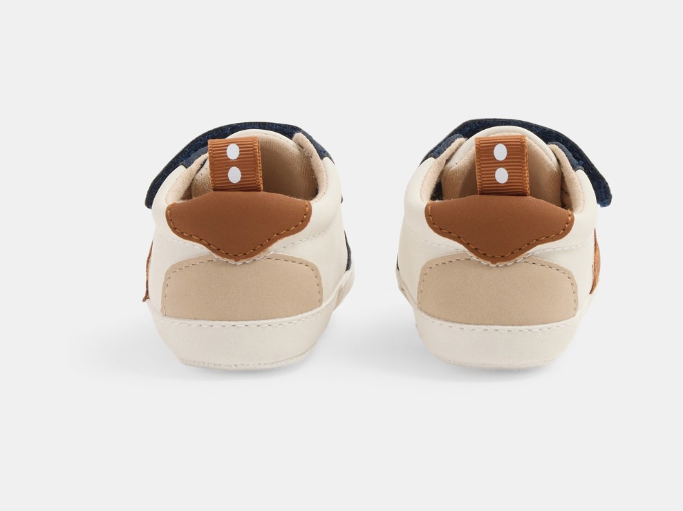 Weiche, flache Turnschuhe in Blau für kleine Jungen zur Geburt 2