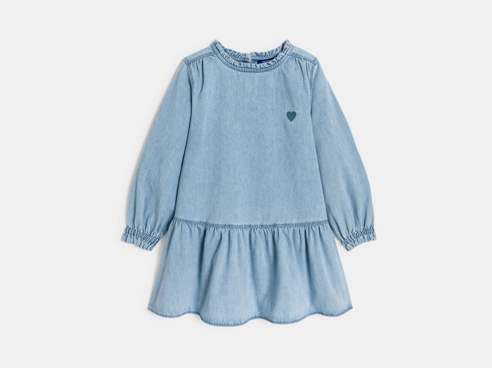 Kurzes, besticktes Kleid aus leichtem blauen Jeansstoff mit Herzmotiv für Mädchen 1