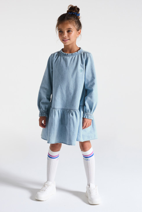Vestido corto vaquero light bordado corazón azul niña 1