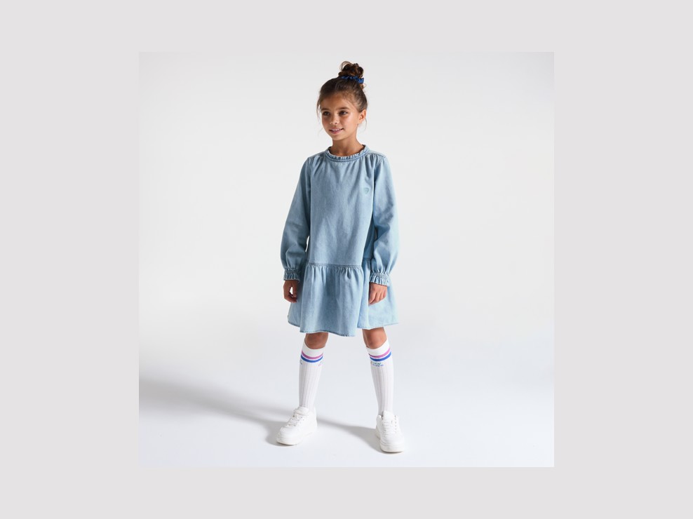 Kurzes Kleid aus leichtem Jeansstoff in Blau mit Herzstickerei für Mädchen 1