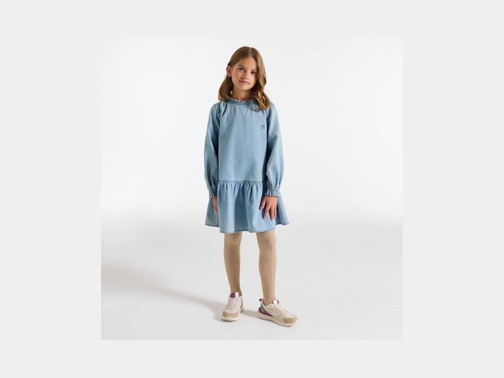 Kurzes Kleid aus leichtem Jeansstoff in Blau mit Herzstickerei für Mädchen 1