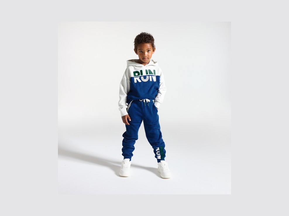 Blaue Jogginghose mit Aufschrift für Jungen 1