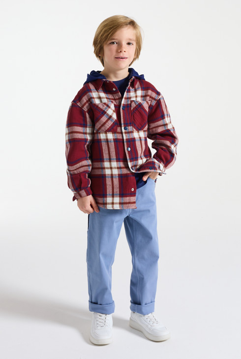 Karirana lagana jakna s crvenom kapuljačom za dječake 1