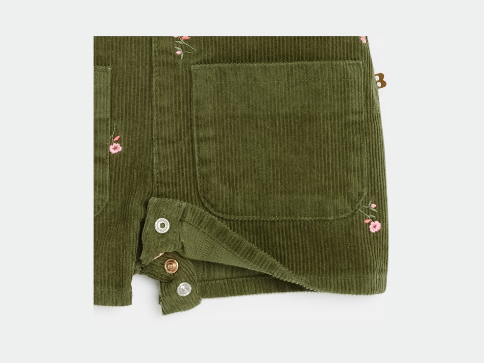 Kurze Latzhose Samt bestickt grün Kleinkind  Mädchen 2