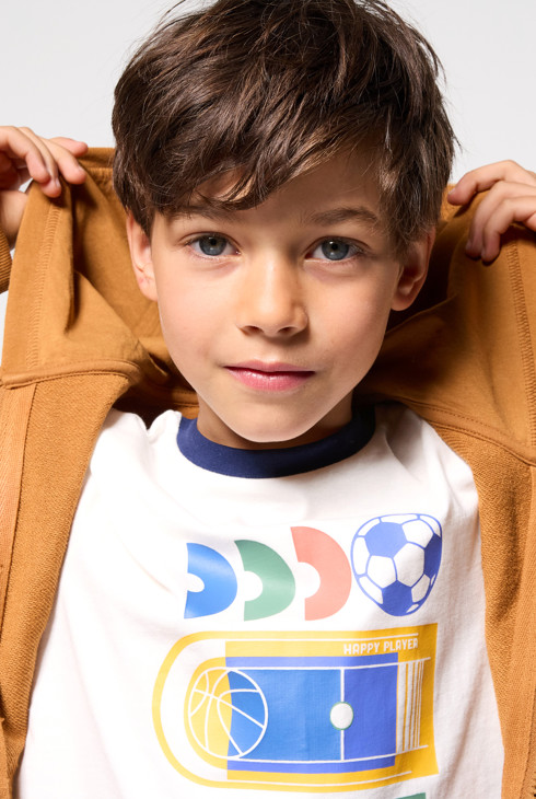 Kastanjebruin sweatshirt met capuchon en tekst voor jongens 1