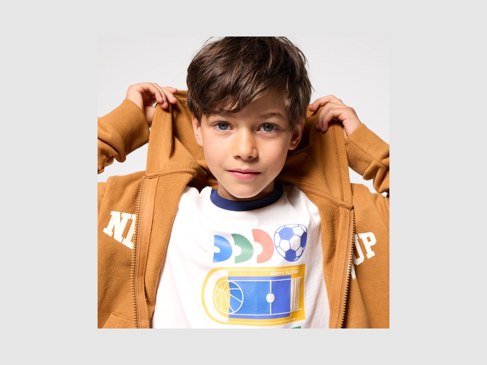 Braunes Kapuzensweatshirt mit Aufschrift für Jungen 1