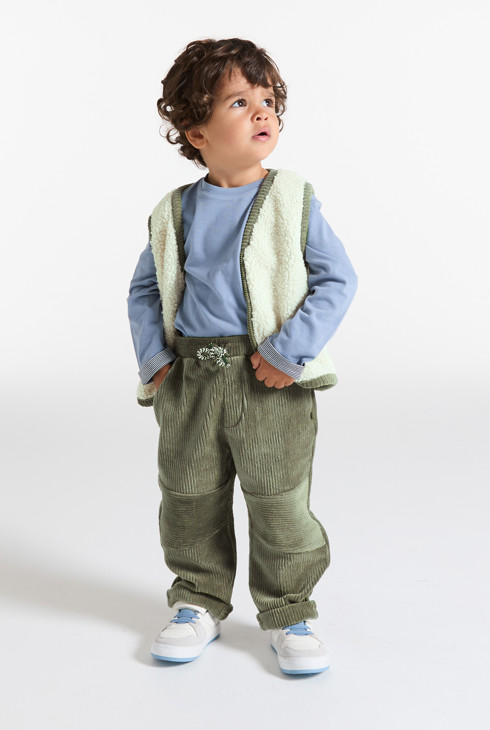 Samthose in Grün für kleine Jungen 1