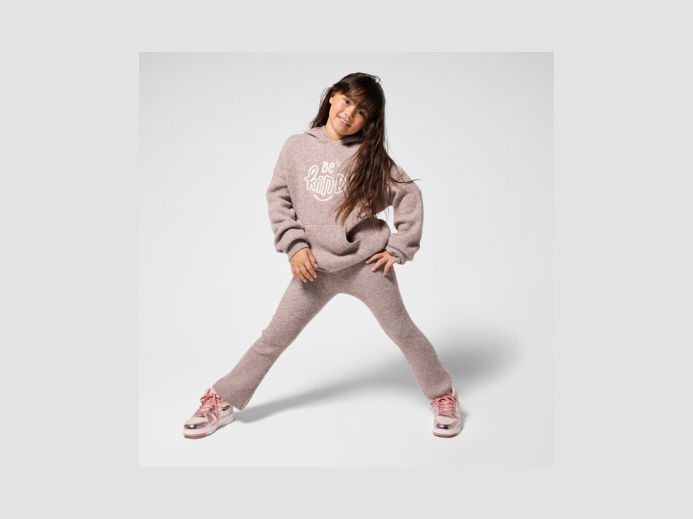 Beige trui met kap en letters voor meisjes 1