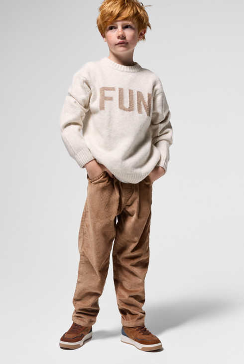 Beige trui met letters voor jongens 2