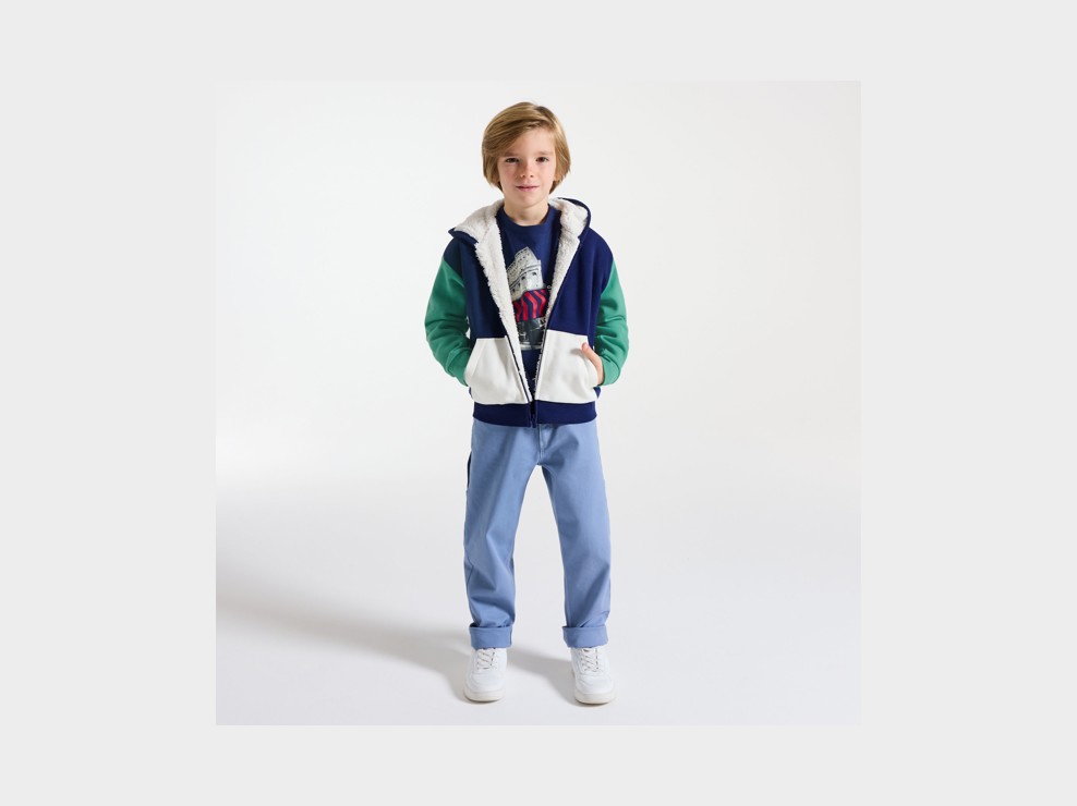 Niebieska bluza z kapturem w kolorowe bloki dla chłopca 1