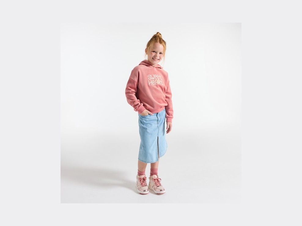 Geripptes Kapuzensweatshirt mit gestickter Botschaft in Rosa für Mädchen 1