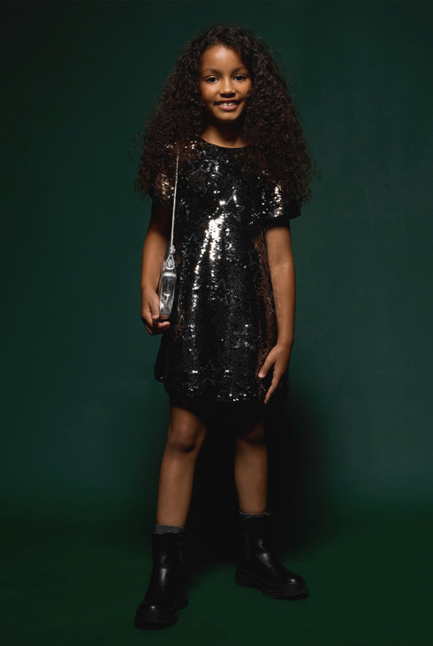 Graues Kleid mit Pailletten und Sternchenmuster Mädchen 1