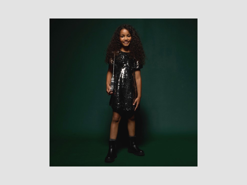 Graues Kleid mit Pailletten und Sternchenmuster Mädchen 1